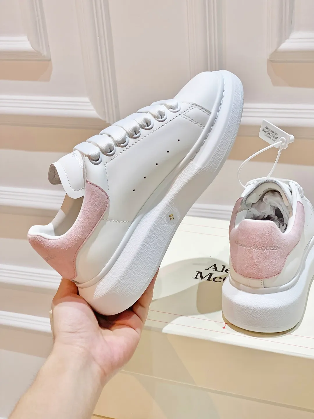 👟👟Ex-factory price 560👟👟 𝐀𝐥𝐞𝐱𝐚𝐧𝐝𝐞𝐫 𝐌𝐜𝐐𝐮𝐞𝐞𝐧A must-have for going out ~ full of confidence. McQueen white shoes are versatile and can instantly elongate your proportions. The long legs that fill the screen make you confident, sweet and cool, and can be controlled by both male and female gods, making you look better as you wear them. ⭐Shoe upper material: first-layer cowhide ⭐Shoe lining material: sheepskin ⭐Available sizes: 35-40, male 39-45 (female 40, male 45 customized)